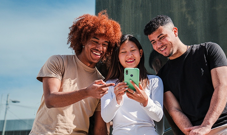 Millennials e Gen Z che condividono esperienze di loyalty sui social media, con badge e premi visibili.