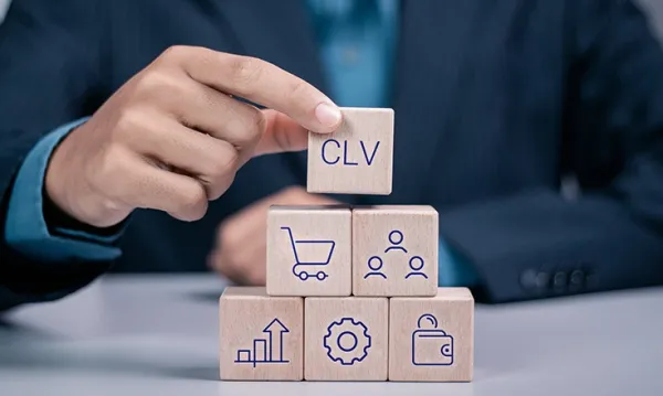  Infografica esplicativa sul Customer Lifetime Value (CLV) e la sua importanza nel misurare il successo di un programma fedeltà.