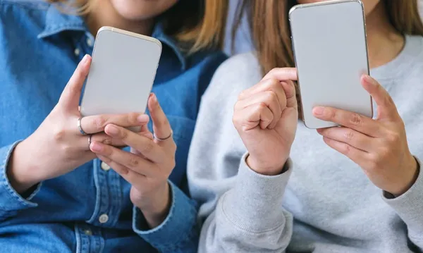 Immagine di clienti che si iscrivono facilmente a un programma fedeltà multicanale, sottolineando l'importanza dell'omnicanalità.